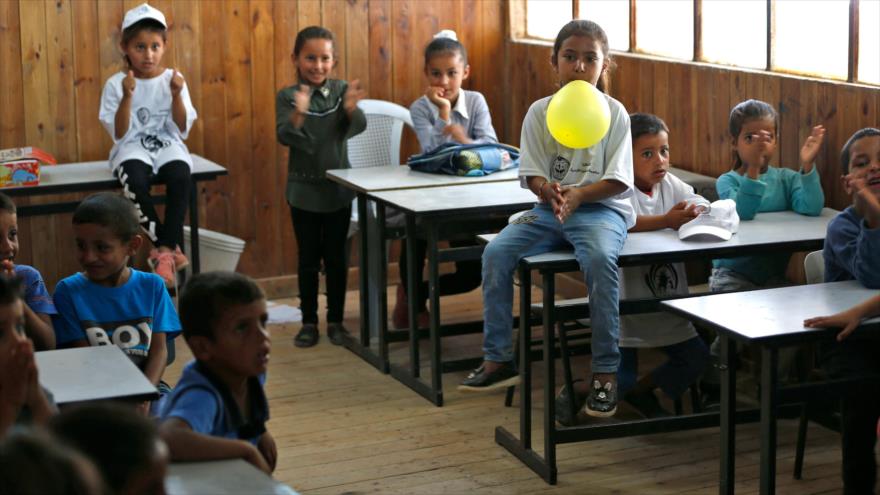 Estudiantes palestinos en una escuela en la ocupada Cisjordania, 16 de julio de 2018 (Foto: AFP).