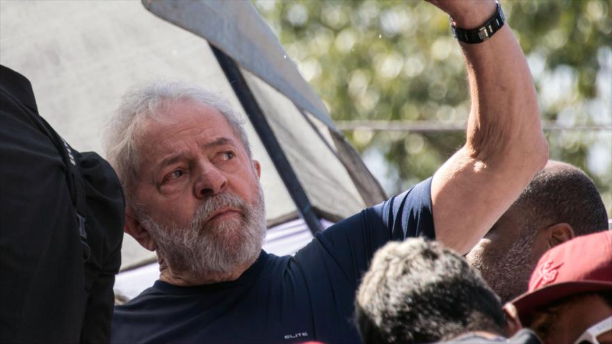 El expresidente de Brasil Luiz Inácio Lula da Silva saluda a sus seguidores en un acto en Sao Paulo, Brasil, 7 de abril de 2018. (Foto:AFP)