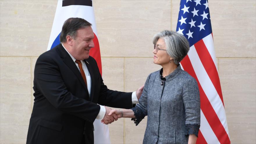 Los jefes de la Diplomacia de Estados Unidos, Mike Pompeo, y de Corea del Sur, Kang Kyung-wha, se reúnen en en Nueva York, 20 de julio de 2018. Foto: AFP