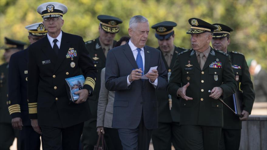 El secretario de Defensa de EE.UU., James Mattis, reunido con militares brasileños en su visita a Río de Janeiro, 14 de agosto de 2018. Fuente: AFP