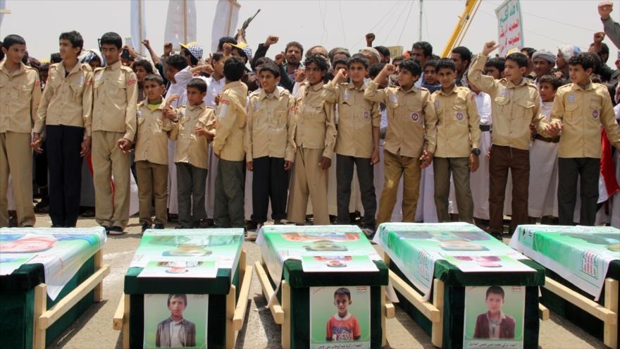 Yemeníes participan en los funerales de los niños muertos en un bombardeo saudí en Saada, 13 de agosto de 2018 (Foto: AFP).
