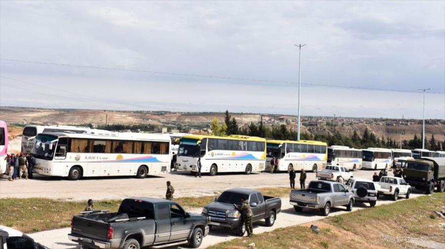 Autobuses evacuan a los grupos terroristas y rebeldes de la ciudad de Rastan, en la provincia siria de Homs, 7 de mayo de 2018. (Fuente: AFP)