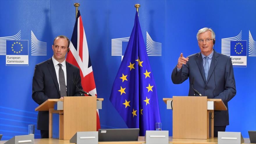 Jefe negociador de la UE, Michel Barnier (dcha.) y ministro británico del Brexit, Dominic Raab, Bruselas, 26 de julio de 2018. (Foto: AFP)