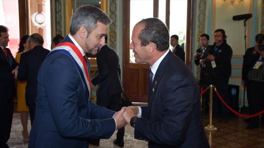 El alcalde israelí de Al-Quds (Jerusalén), Nir Barkat (dcha.) presencia la asunción del nuevo presidente Mario Abdo Benítez, 15 de agosto de 2018.