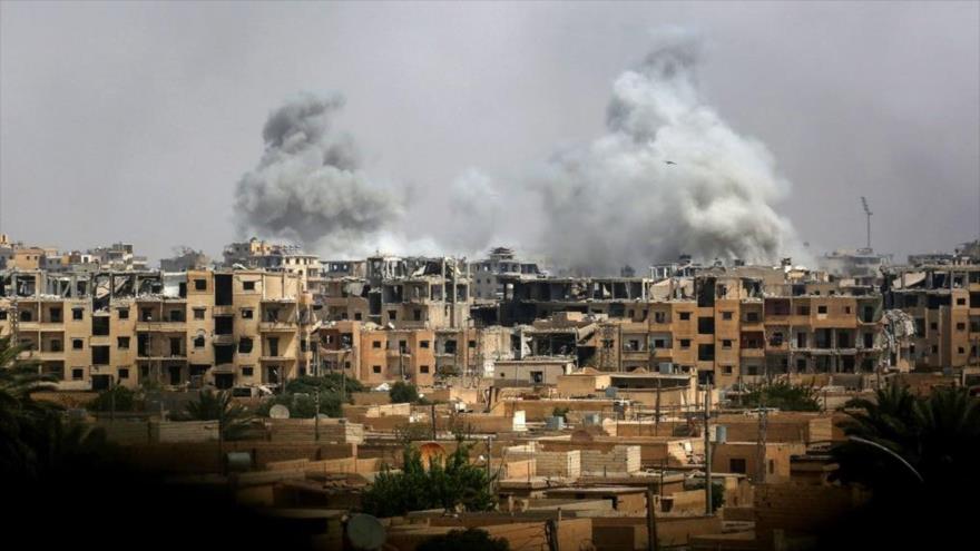 El humo se expande después de un ataque aéreo de la coalición liderada por EE.UU. en Al-Raqa, 5 de septiembre de 2017.