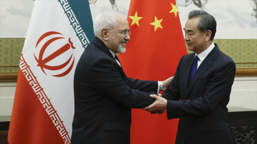 El canciller chino, Wang Yi (dcha.) se reúne con su homólogo de Irán, Mohamad Javad Zarif, en Pekín, 13 de mayo de 2018. (Foto: AFP)