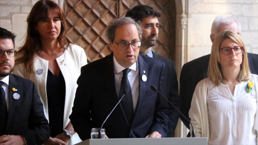 El presidente de Cataluña, Quim Torra (centro), habla durante un acto frente a la cárcel catalana de Lledoners, 17 de agosto de 2018.