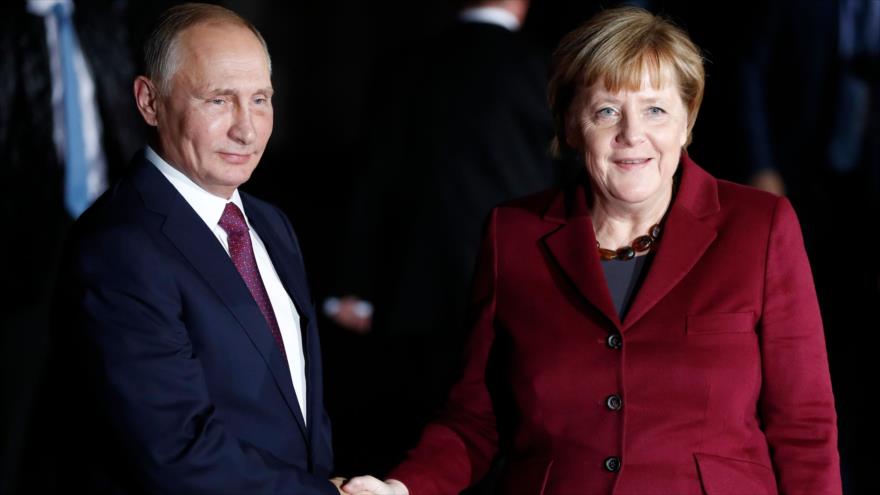 La canciller alemana Angela Merkel da la bienvenida al presidente ruso, Vladimir Putin, en Berlín, 19 de octubre de 2016. (Foto: AFP)