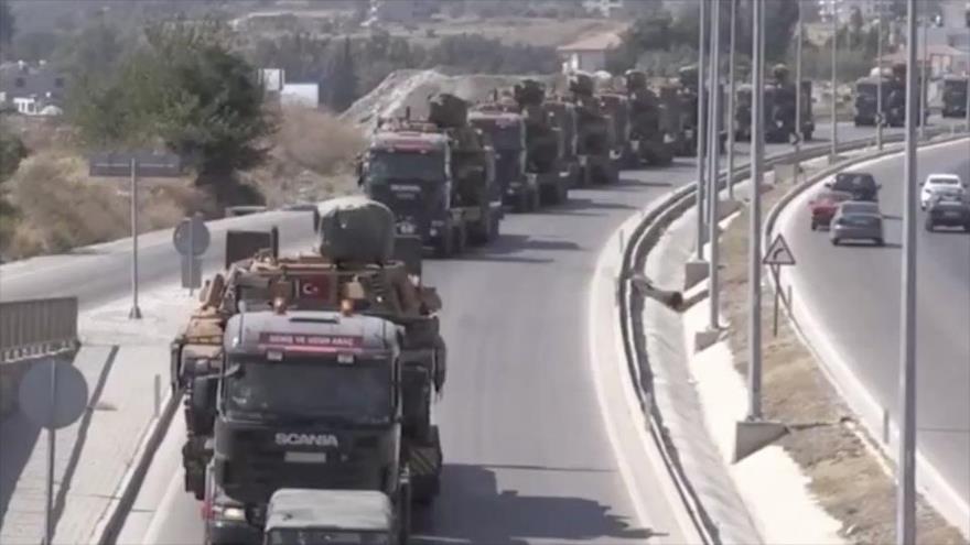 Camiones militares cargan tanques M60T Patton turcos y se dirigen a la frontera siria, 17 de agosto de 2018.