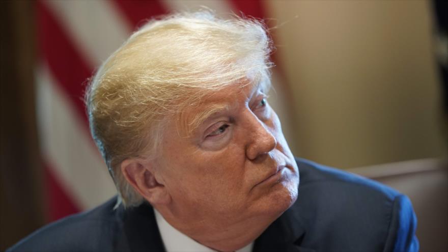 El presidente de EE.UU. Donald Trump observa durante una reunión en la Sala del Gabinete en la Casa Blanca, 16 de agosto de 2018. Foto: AFP