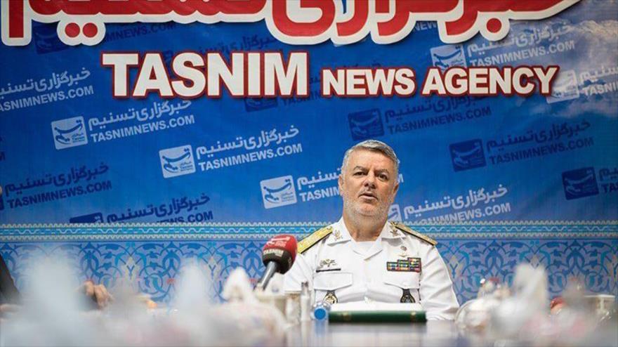 El Comandante de la Fuerza Naval del Ejército de Irán, el almirante Husein Janzadi, habla en un charla periodística en Teherán. (Fuente:Tasnim) 