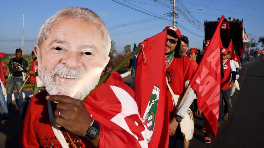 Simpatizantes del expresidente brasileño Lula da Silva piden su libertad en una marcha en Brasilia, 14 de agosto de 2018.