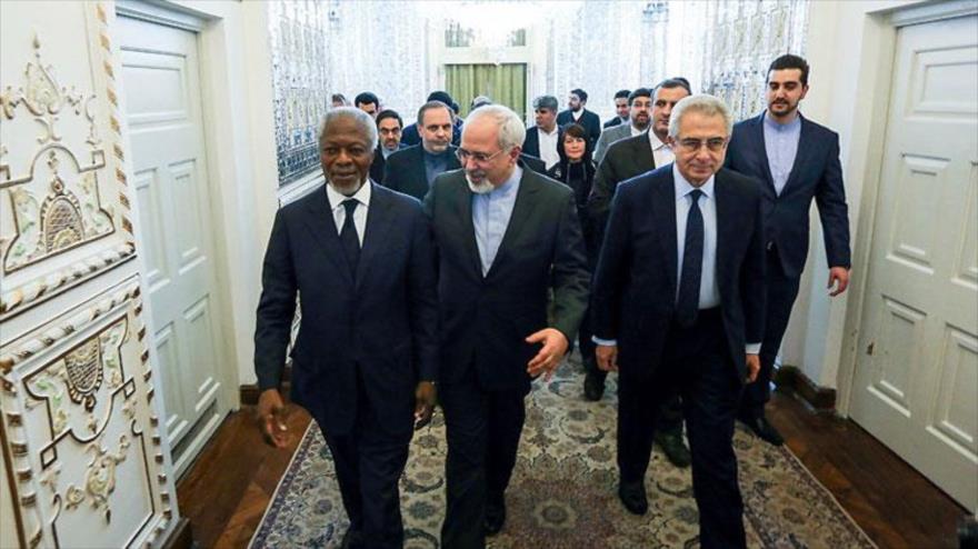 El fallecido ex secretario general de la ONU, Kofi Annan, (dcha.) y el canciller iraní, Mohamad Yavad Zarif (centro), en Teherán, la capital de Irán.