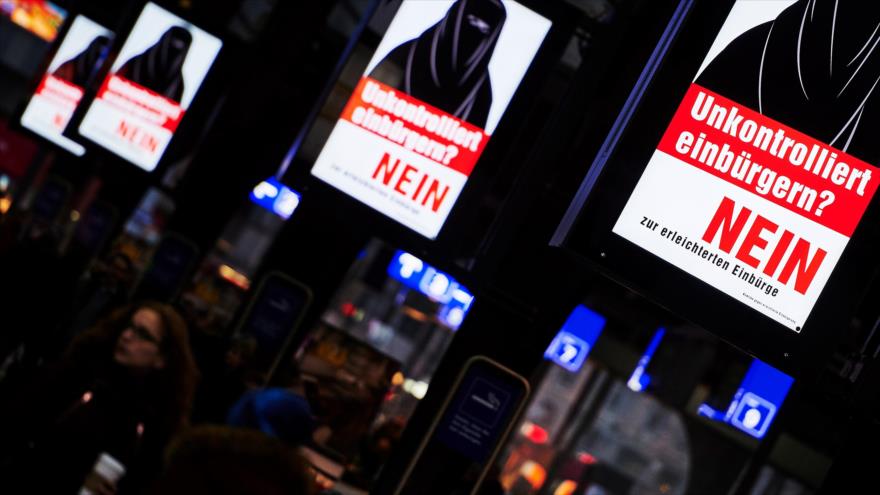 Carteles con propagandas xenófobas e islamófobas en una estación de tren en la ciudad suiza de Zúrich, 7 de febrero de 2017. (Foto: AFP)