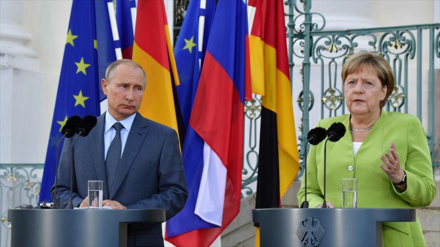 El presidente ruso, Vladimir Putin, y la canciller alemana, Angela Merkel, hablan con la prensa tras una reunión, 18 de agosto de 2018. (Foto: AFP)