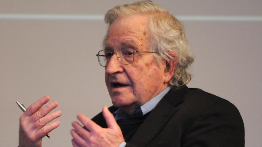 El politólogo estadounidense Noam Chomsky ofrece un discurso en Londres (capital británica), 19 de marzo de 2013.