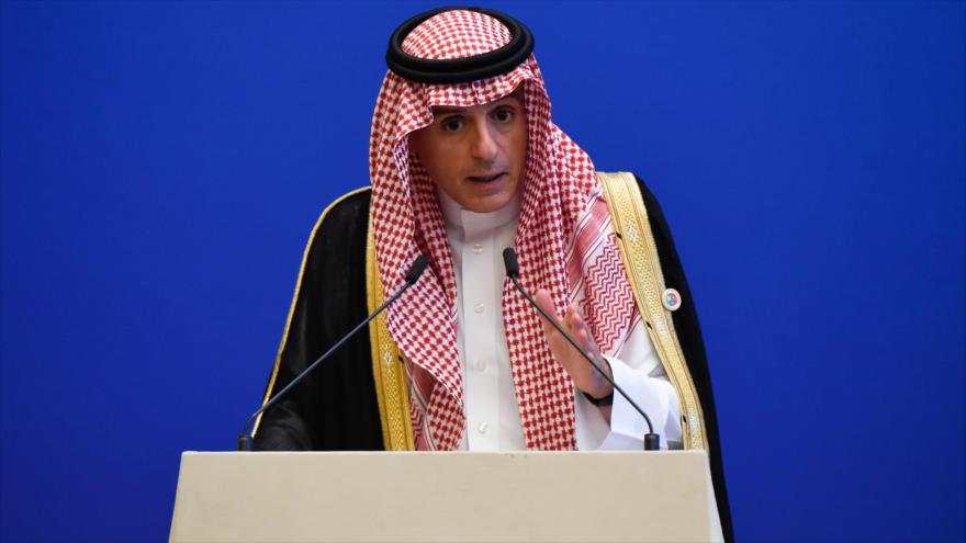 El ministro de Asuntos Exteriores de Arabia Saudí, Adel al-Yubeir, habla en una rueda de prensa en China, 10 de julio de 2018. (Foto: AFP)