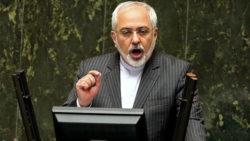 El canciller de Irán, Mohamad Yavad Zarif, ofrece un discurso en el Parlamento iraní.