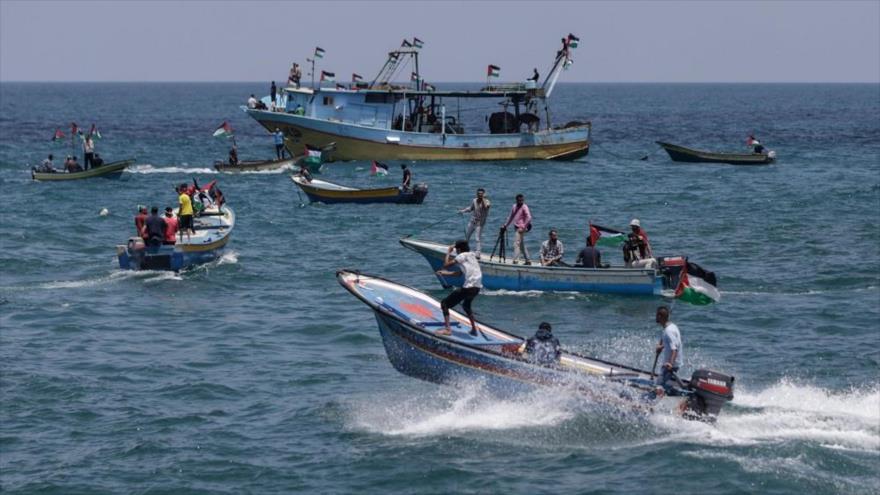 Varios barcos palestinos salen del puerto de Gaza en un intento para romper el asedio israelí contra ese enclave costero.