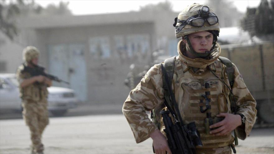 Un soldado británico, en las calles de la ciudad iraquí de Basora, 6 de enero de 2007.