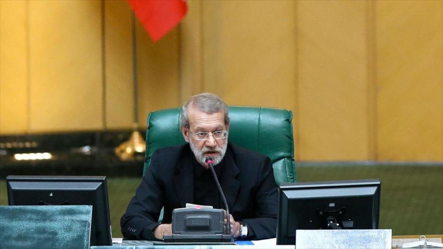 El presidente del Parlamento de Irán, Ali Lariyani, habla en una sesión del organismo legislativo, 19 de agosto de 2018.