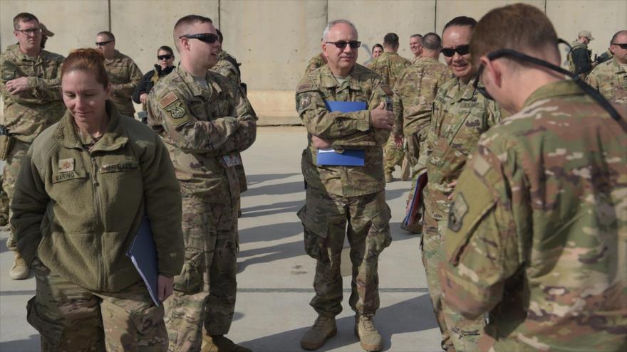 Soldados estadounidenses se reúnen en la base aérea de Kandahar en Afganistán, 23 de enero de 2018.