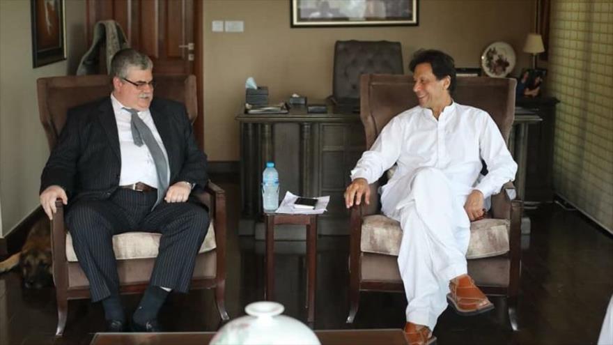 Embajador de Rusia en Paquistán, Alexey Dedov (izda.), felicita a Imran Jan por su victoria en las elecciones de 2018, Islamabad, 9 de agosto de 2018.