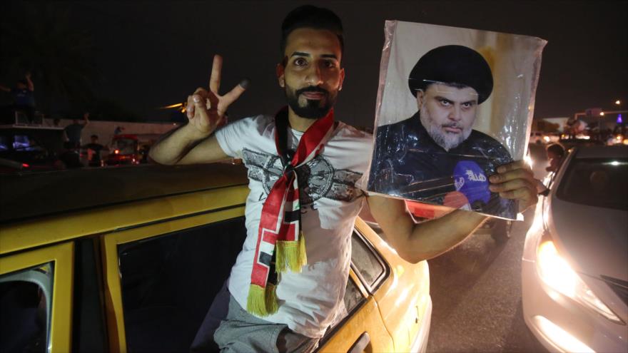 Un partidario de la coalición del líder del Movimiento Sadr, Muqtada al-Sadr, Bagdad, 14 de mayo de 2018. Foto: AFP