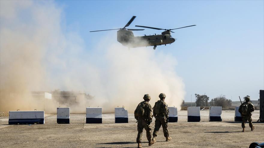 Un helicóptero modelo Boeing CH-47 Chinook de EE.UU., sobrevuele la ciudad de Mosul, norte de Irak, 22 de febrero de 2017. (Fuente: AFP)