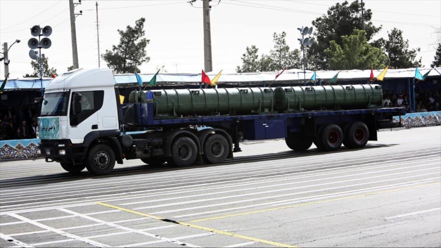 Un camiÃ³n militar iranÃ­ porta el sistema de defensa aÃ©rea Bavar 373 durante el desfile del DÃ­a Nacional del EjÃ©rcito en TeherÃ¡n, 18 de abril de 2015.