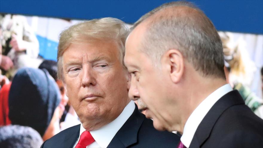 El presidente de EE.UU., Donald Trump (izd.), habla con su homólogo turco, Recep Tayyip Erdogan (dcha.), en Bruselas, 10 de julio de 2018. (Foto: AFP)