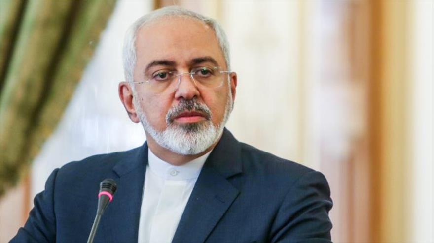 El canciller iraní, Mohamad Yavad Zarif, habla durante una conferencia de prensa.
