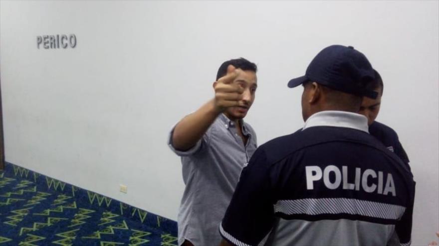 Un presunto agente del Mossad consulta con un policía sobre un activista propalestino en la Feria de Libro de la Universidad de Panamá, 19 de agosto de 2018.