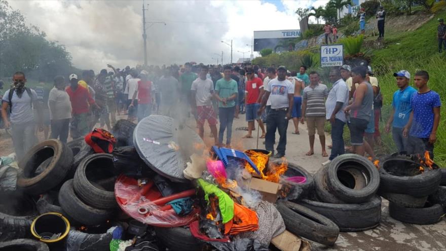 Residentes brasileños en el estado de Roraima tras atacar a los refugiados venezolanos, 18 de agosto de 2018. (Foto: AFP)