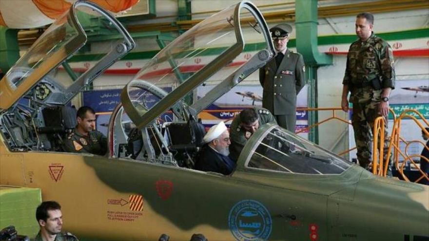 Hasan Rohani, presidente de Irán, visita el primer avión de guerra de fabricación nacional en Teherán, capital persa, 21 de agosto de 2018.