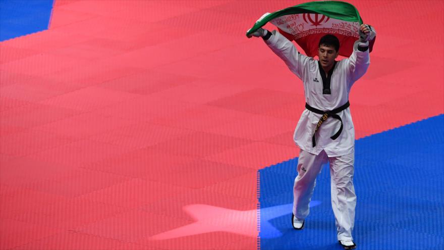 El taekwondista iraní Said Rayabi, celebra su medalla de oro en los Juegos Asiáticos en Indonesia, 21 de agosto de 2018. (Fuente: AFP)