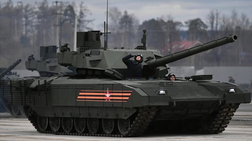 Un tanque T-14 Armata durante el ensayo de un desfile militar en Moscú.