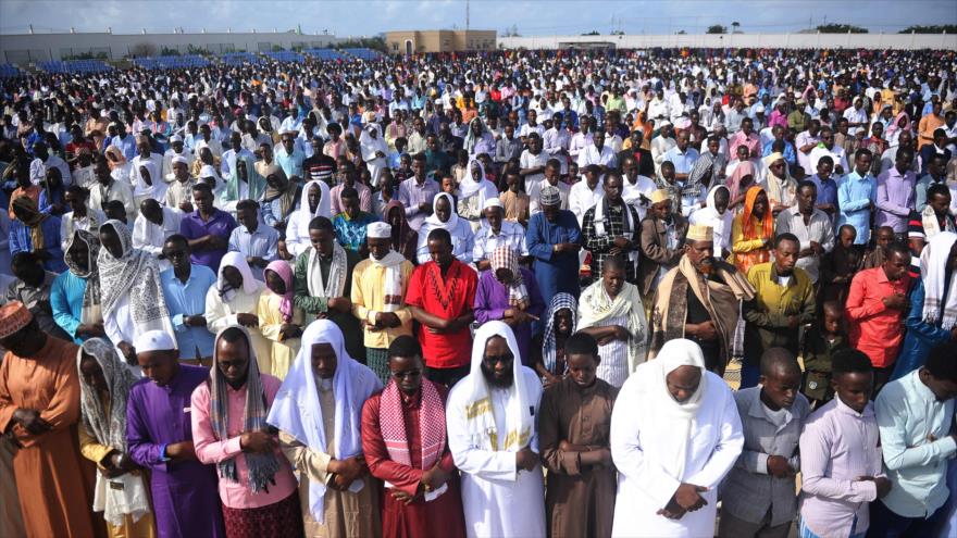 Miles de musulmanes participan en el rezo del Eid al-Adha, la gran fiesta del Sacrificio en Islam, en Mogadiscio, capital de Somalia, 21 de agosto de 2018. (Fuente: AFP)
