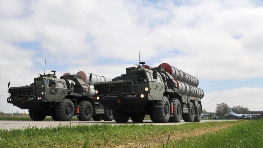 Sistemas de defensa antiaérea rusos S-400.