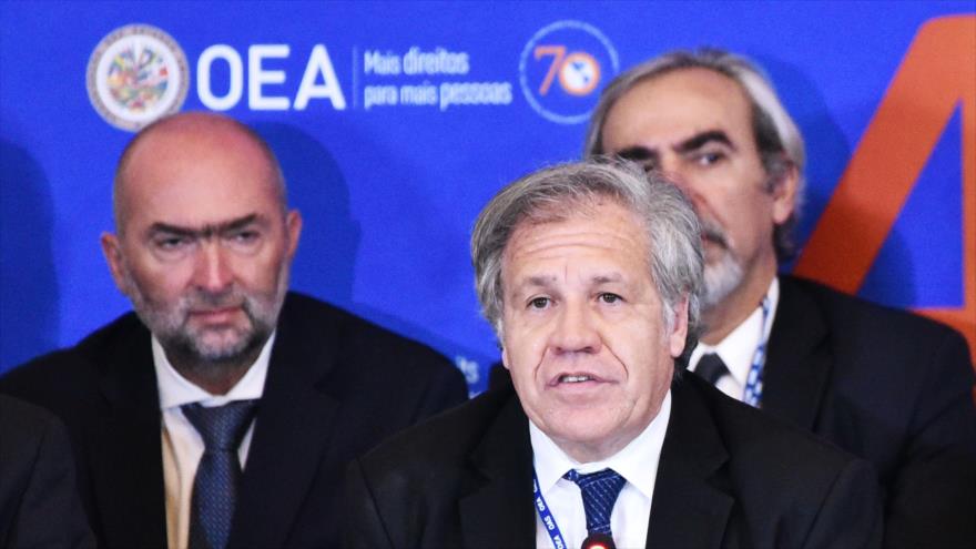 El secretario general de la Organización de Estados Americanos (OEA), Luis Almagro (centro), 4 de junio de 2018. (Fuente: AFP).