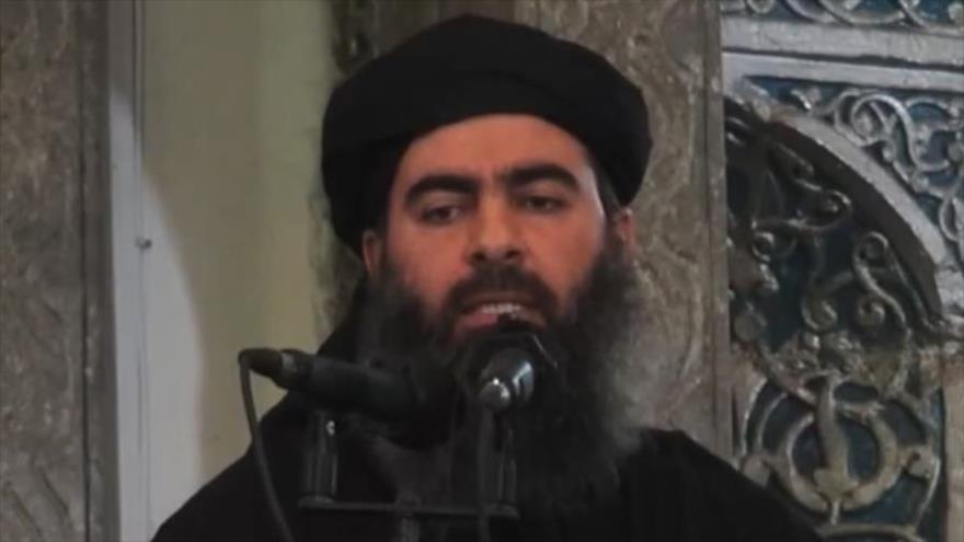 El líder del grupo terrorista EIIL (Daesh, en árabe), Abu Bakr al-Bagdadi, habla en una mezquita en la ciudad iraquí de Mosul (norte), 5 de julio de 2014.