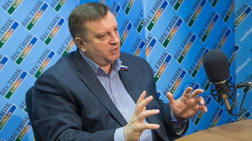 El senador ruso Alexéi Kondrátivev durante una entrevista con una emisora local.