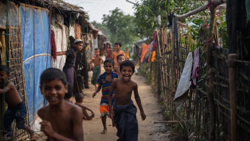 Niños rohingyas en un campo de refugiados en Cox Bazar, en Bangladés, 10 de agosto de 2018 (Foto: AFP).