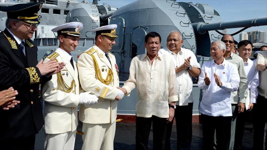 El presidente de Filipinas, Rodrigo Duterte, estrecha la mano al contralmirante ruso Eduard Mijáilov en Manila, 6 de enero de 2017.