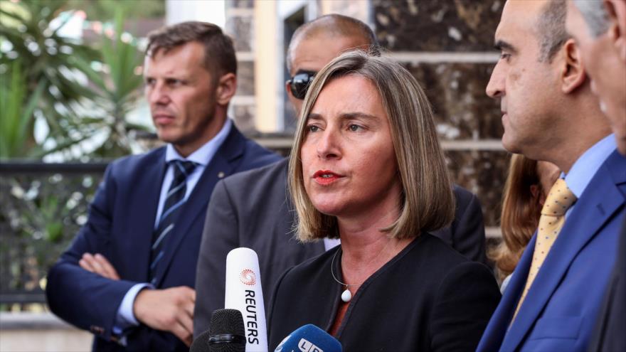 Jefa de la Diplomacia de UE, Federica Mogherini, habla con la prensa antes de ir al aeropuerto de Mitiga, Libia, 14 de julio de 2018. (Foto: AFP)