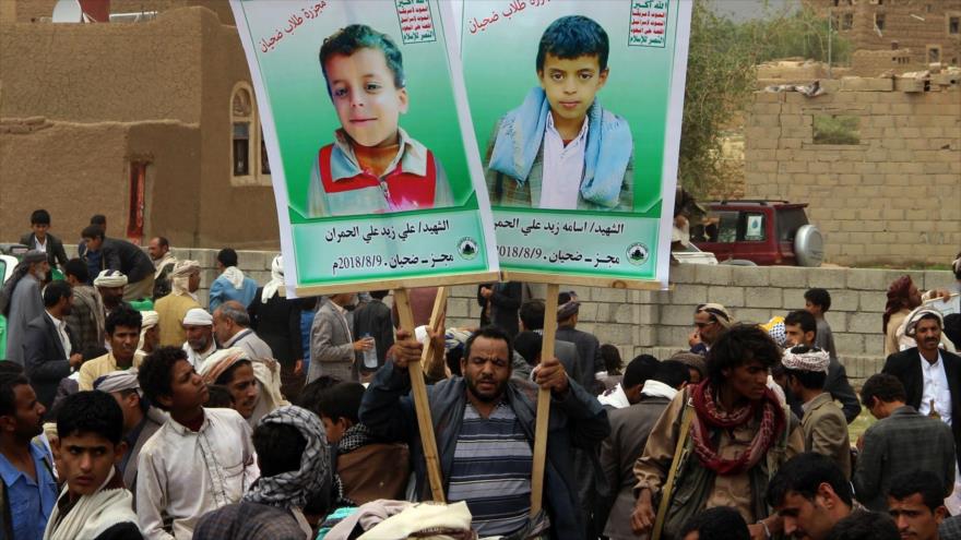 Yemeníes asisten a funeral de niños que murieron en un ataque saudí contra Saada, 13 de agosto de 2018. (Fuente: AFP)