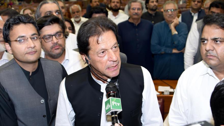 El premier paquistaní Imran Jan (C) se dirige a los legisladores luego de haber sido elegido por la Asamblea Nacional, 17 de agosto de 2018 (Foto:AFP).