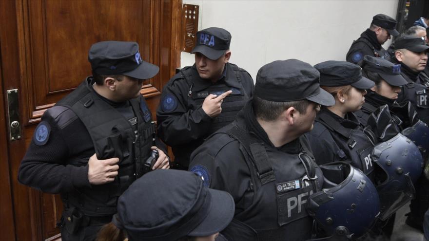 Oficiales de la Policia Federal Argentina frente a la residencia de Cristina Fernández en Buenos Aires, 23 agosto 2018 (Foto:AFP)