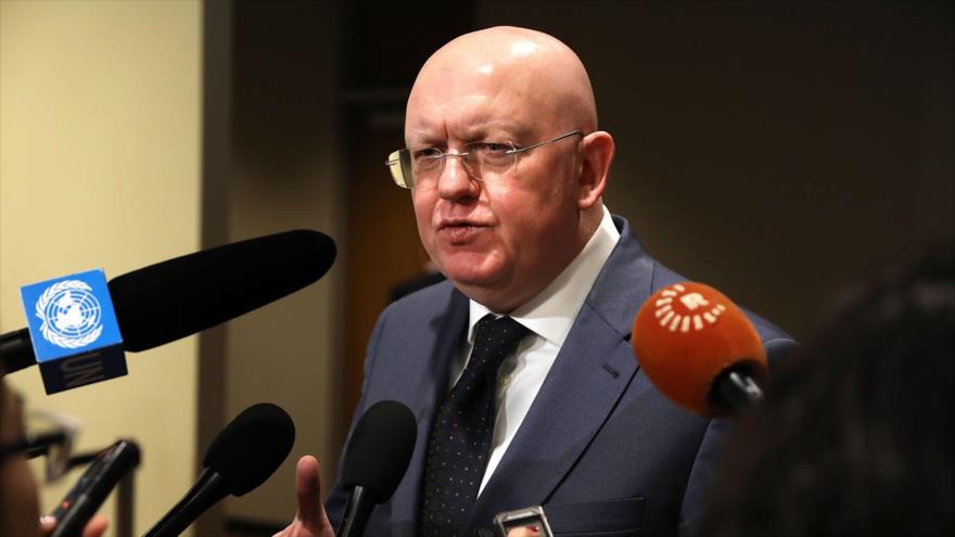 El embajador de Rusia ante las Naciones Unidas Vasili Nebenzia habla con los medios de comunicación en Nueva York, EE.UU., 13 de abril de 2018.