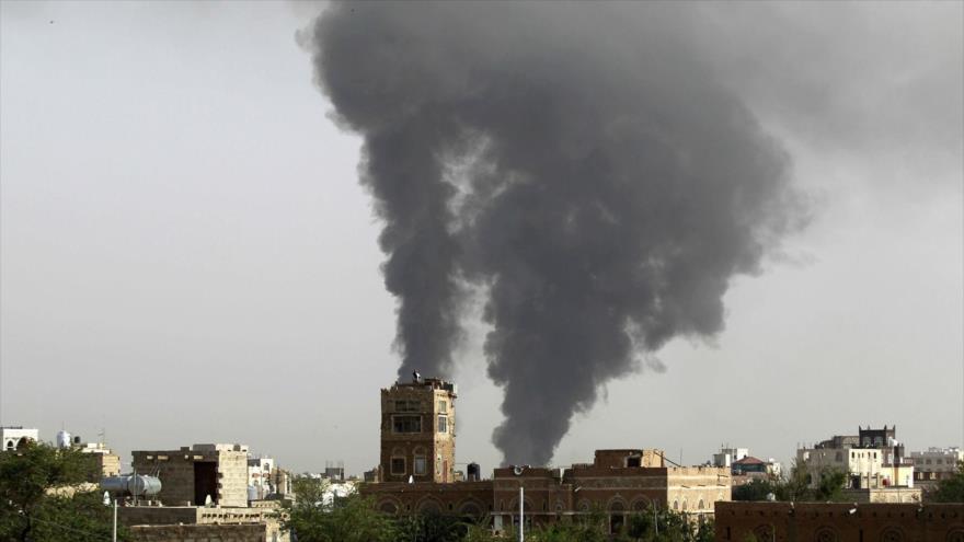 El humo se expande después de un ataque aéreo de Arabia Saudí contra Saná, la capital yemení, (Fuente: AFP).